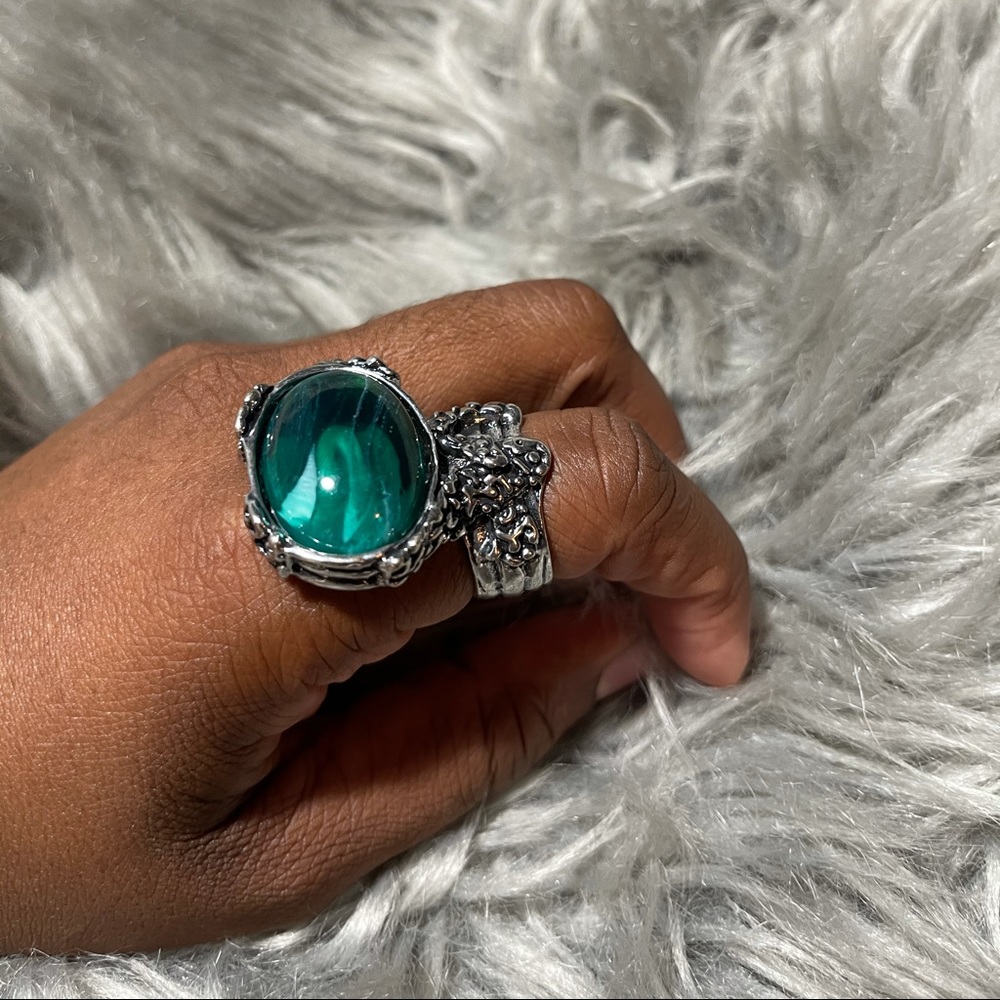 Oversized arty ring